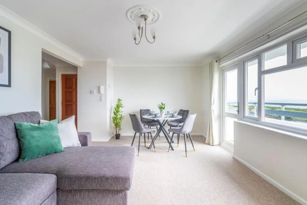 Panoramic Sea View Apartment Sleeps 4-Free Parking Bournemouth
